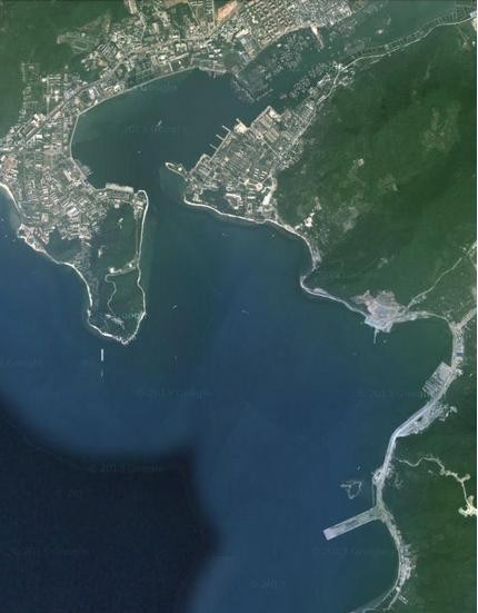 Có thể nhìn thấy các công trình ở hướng đông nam của căn cứ Hải quân Trung Quốc tại vịnh Á Long, phía nam có đê chắn sóng.